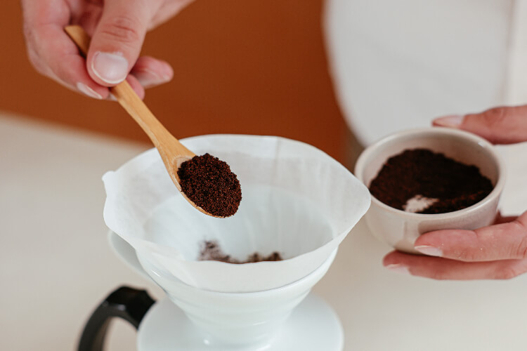 Can you eat coffee grounds for caffeine?