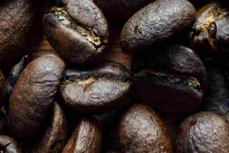 does the darkness of roast affect the strength of coffee?